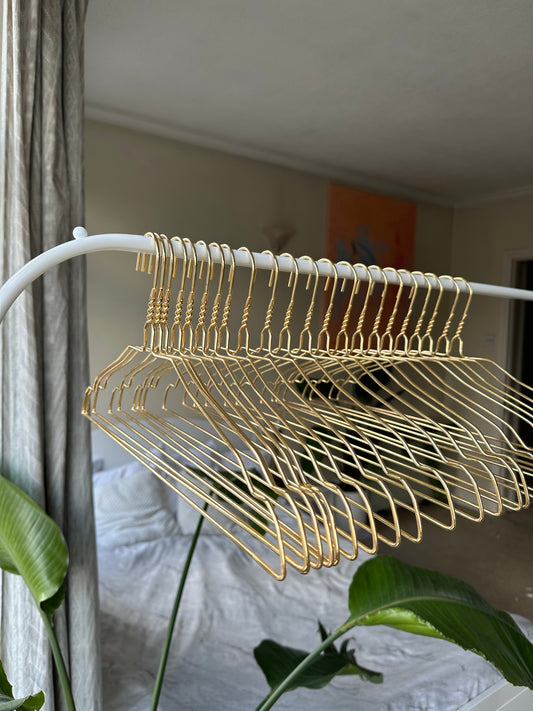 Choosing the Right Hangers: The Practical Benefits of Wire Hangers